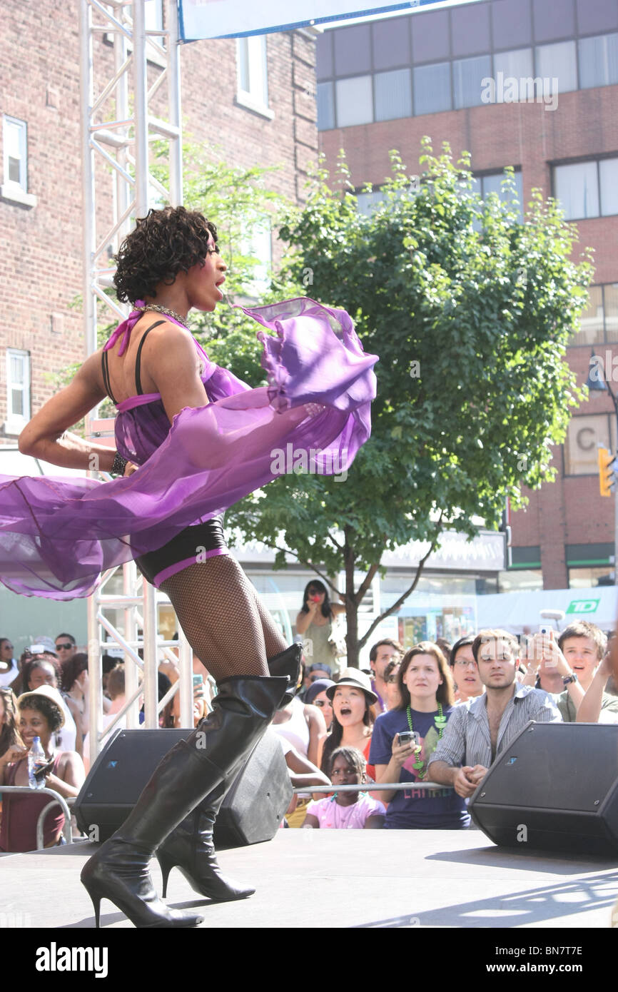 Artiste transsexuelle dancing stage d'été en plein air Banque D'Images
