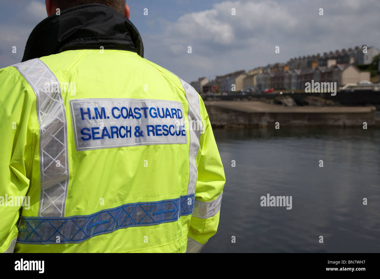 HM, le personnel de recherche et sauvetage de la Garde côtière portant veste hivis regarder près de la mer au Royaume-Uni Banque D'Images HM, le personnel de recherche et sauvetage de la Garde côtière portant veste hivis regarder près de la mer au Royaume-Uni Banque D'Images