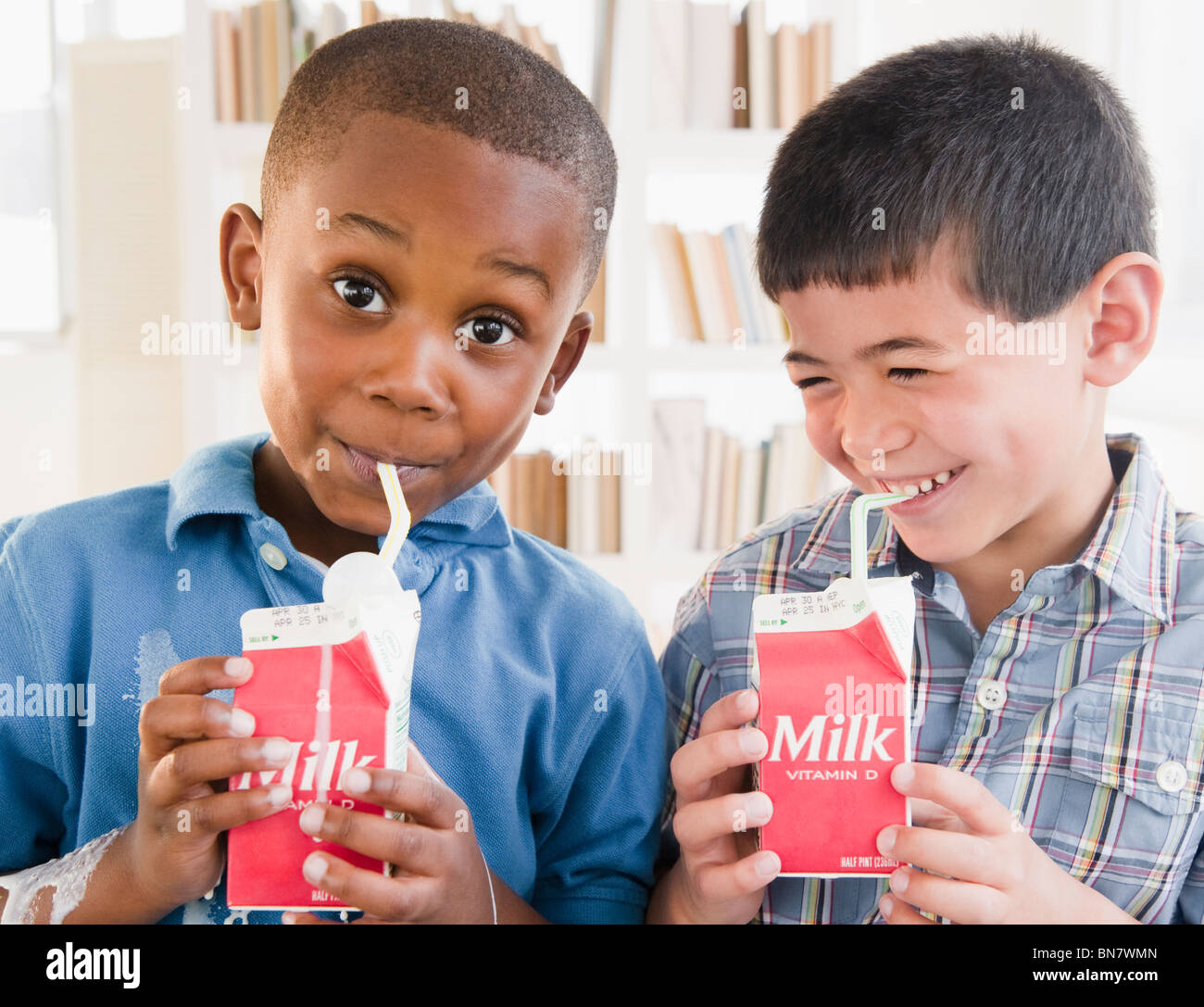 Les garçons boire du lait du carton Banque D'Images