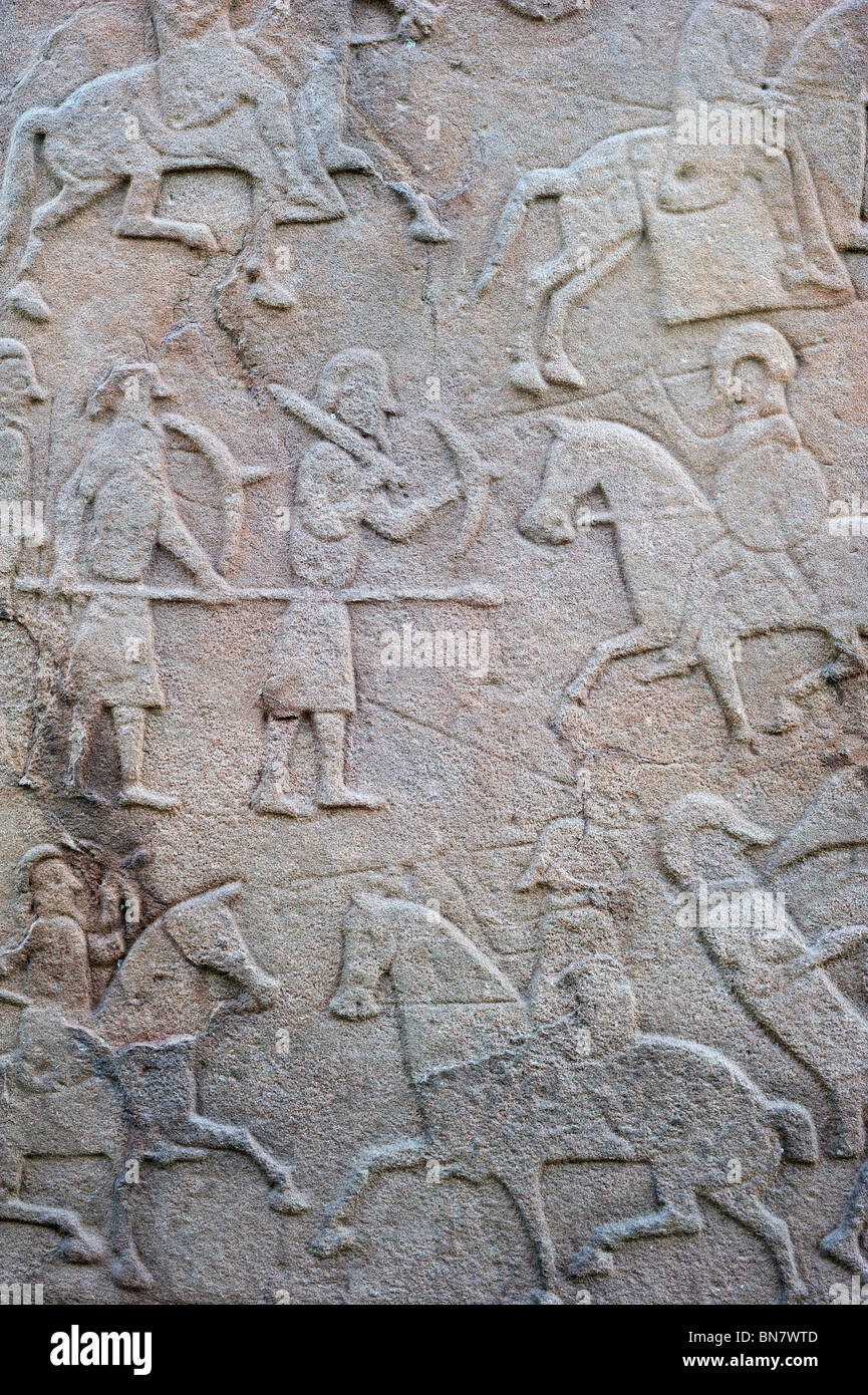 Détail de scène de bataille à l'arrière de l'Aberlemno Kirkyard dalle, une croix en pierre Picte en Ecosse, Royaume-Uni Banque D'Images