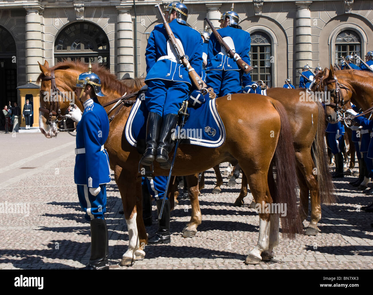 La Garde royale suédoise à la relève quotidienne de la garde du palais royal de Stockholm. Les soldats se préparent à sortir. Banque D'Images