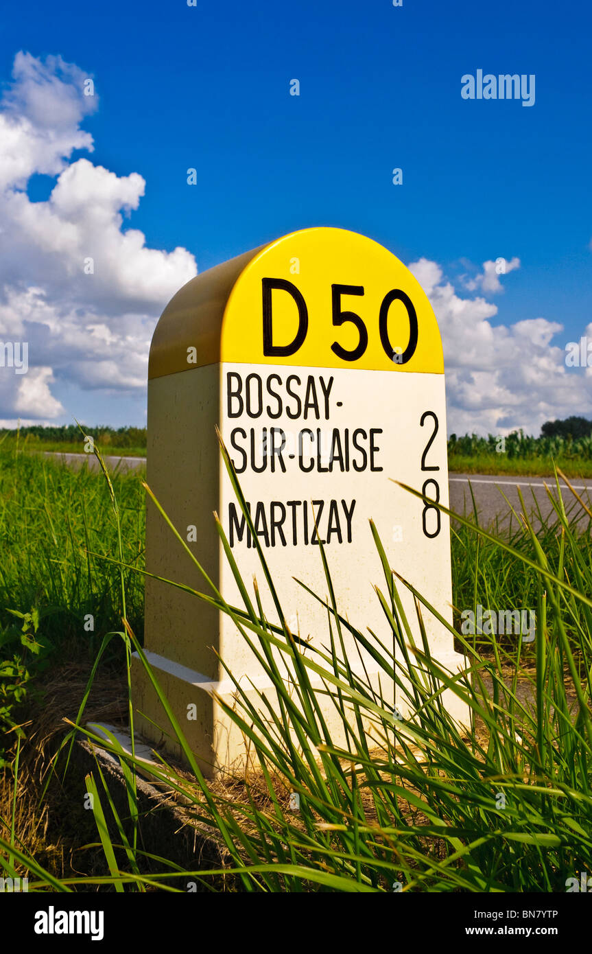 Marqueur de distance routière - Indre-et-Loire, France. Banque D'Images