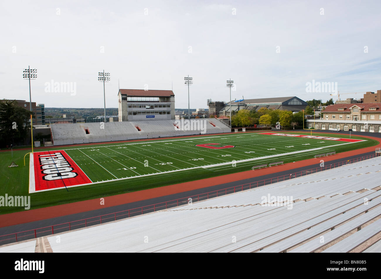 Le stade de football de l'Université Cornell, Ithaca, New York Campus Région des lacs Finger Schoellkopf Memorial Banque D'Images Le stade de football de l'Université Cornell, Ithaca, New York Campus Région des lacs Finger Schoellkopf Memorial Banque D'Images