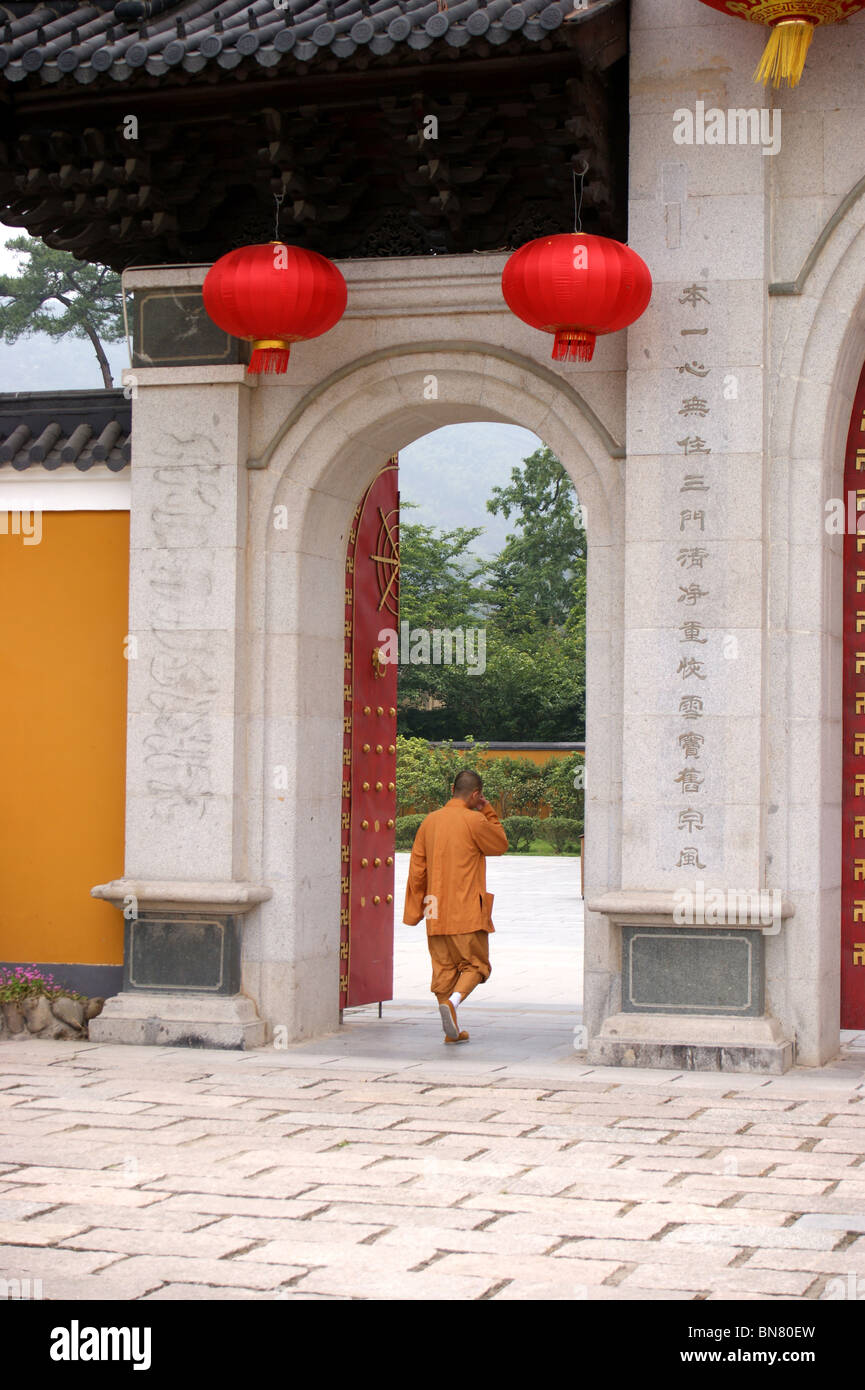 Le moine bouddhiste à l'entrée du temple bouddhiste, Xuedou Xikou, province de Zheijang, Chine Banque D'Images