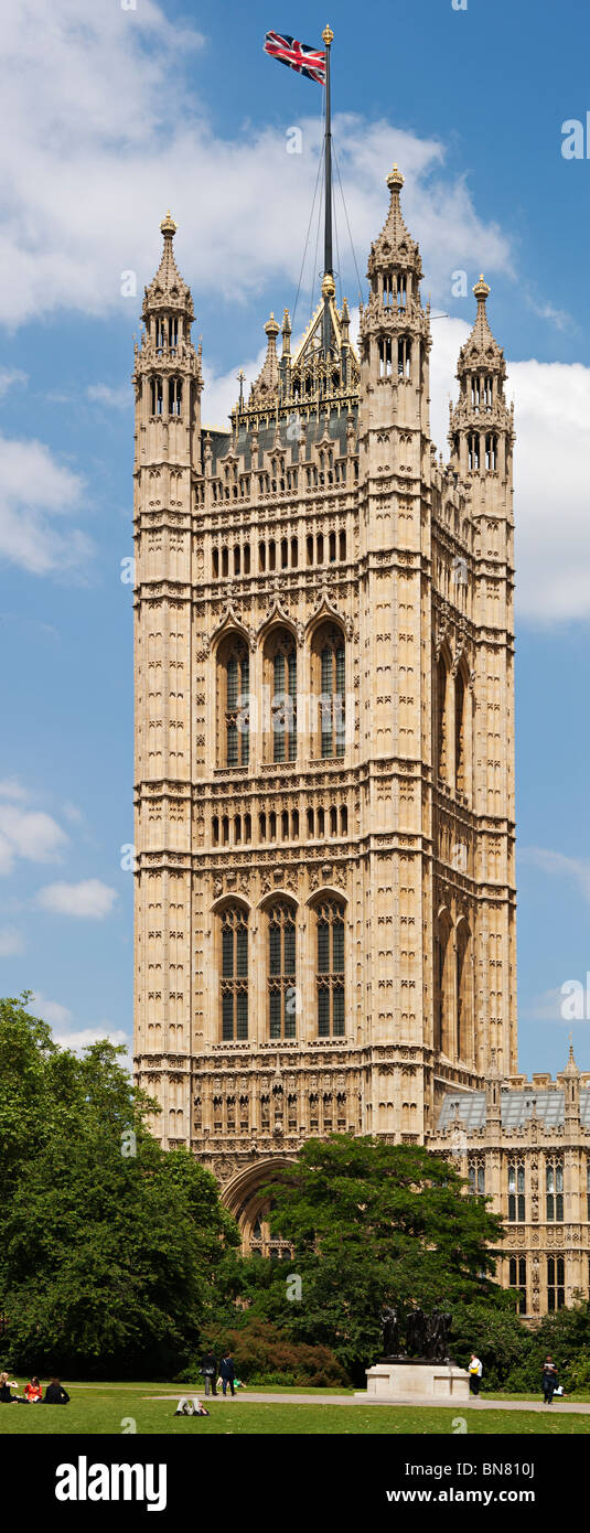 Chambres du Parlement - vue de Victoria Tower Gardens Banque D'Images