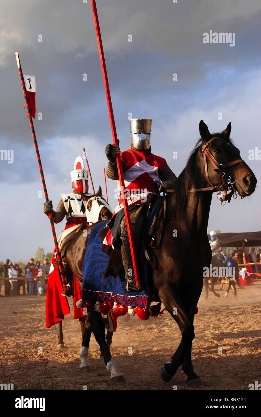 Chevaliers sur les chevaux au festival médiéval en Pologne Banque D'Images