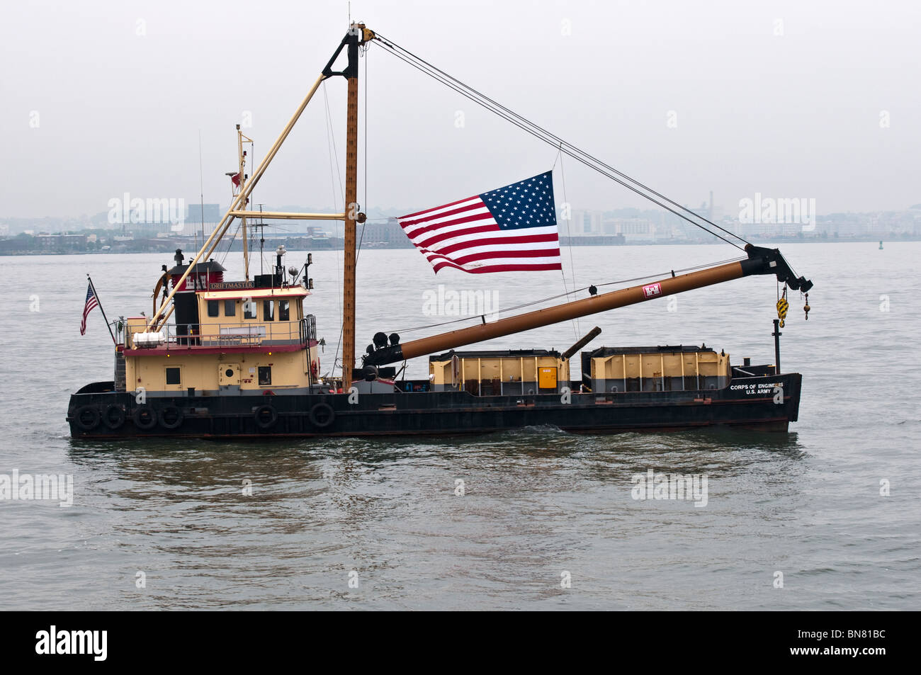 U.S. Army Corps. d'ingénieurs travaillent barge sur l'Hudson à New York Harbor Banque D'Images