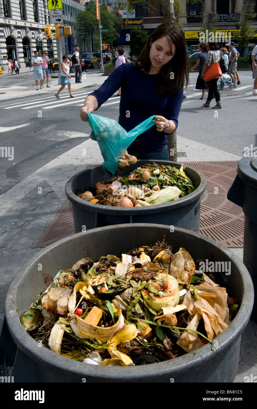 Union Square, New York, 2009 - Jeune femme de vider un sac de déchets de cuisine en compost tas à une piscine du marché agricole. Banque D'Images