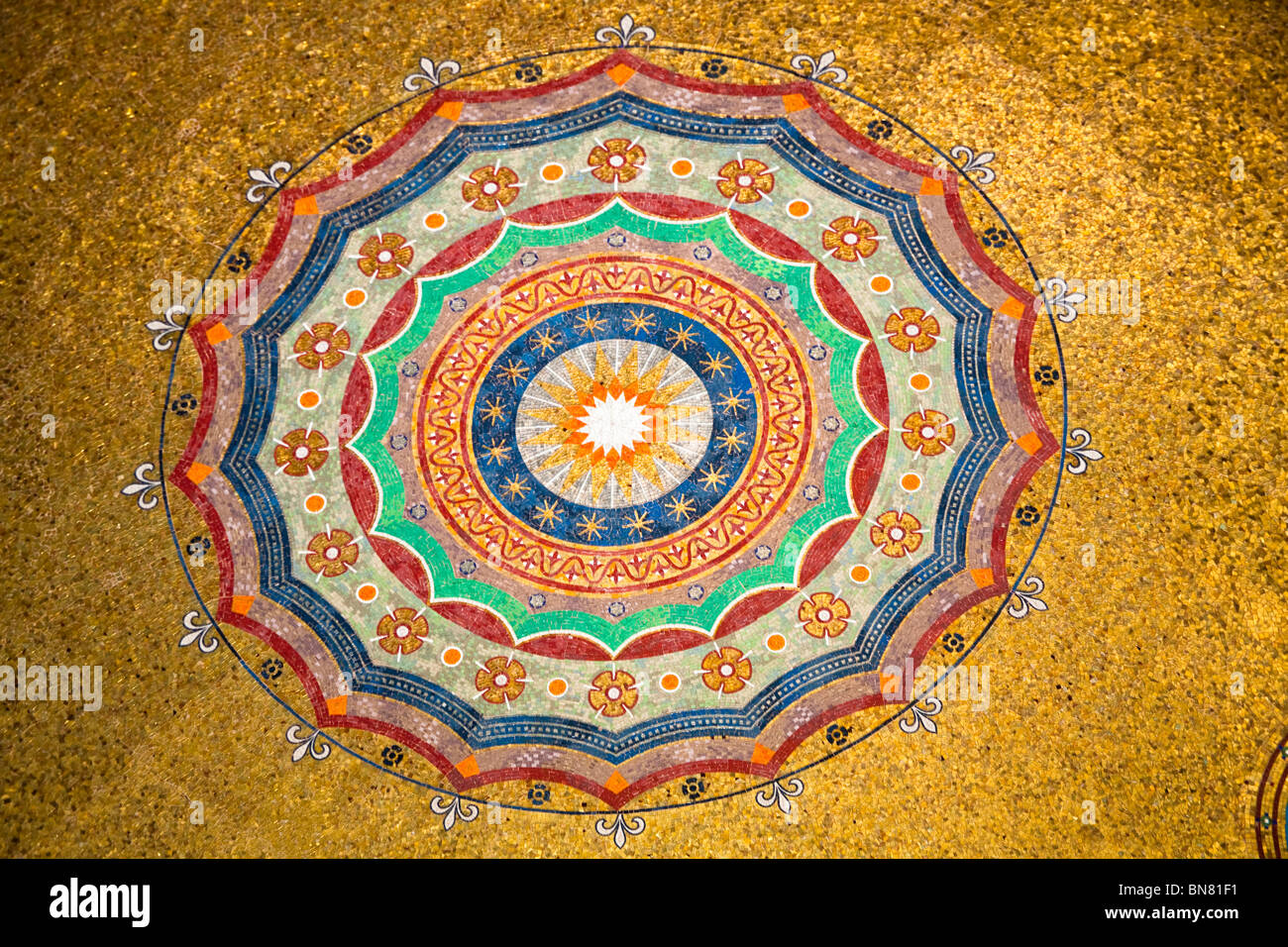 Plafond coloré de la Neo Fontaine allemande Byzantine, Alman Cesmesi, dans l'Hippodrome, Istanbul, Turquie Banque D'Images