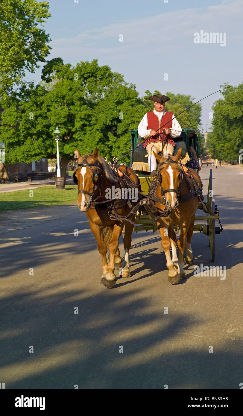 Les touristes peuvent profiter d'une balade en calèche à travers les rues de Colonial Williamsburg, un18ème siècle vivant-attraction historique en Virginie, aux États-Unis. Banque D'Images