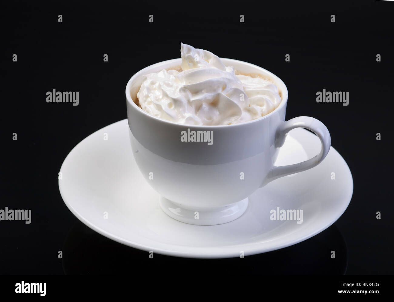 Latte Café avec du sirop de chocolat en tasse on dark Banque D'Images