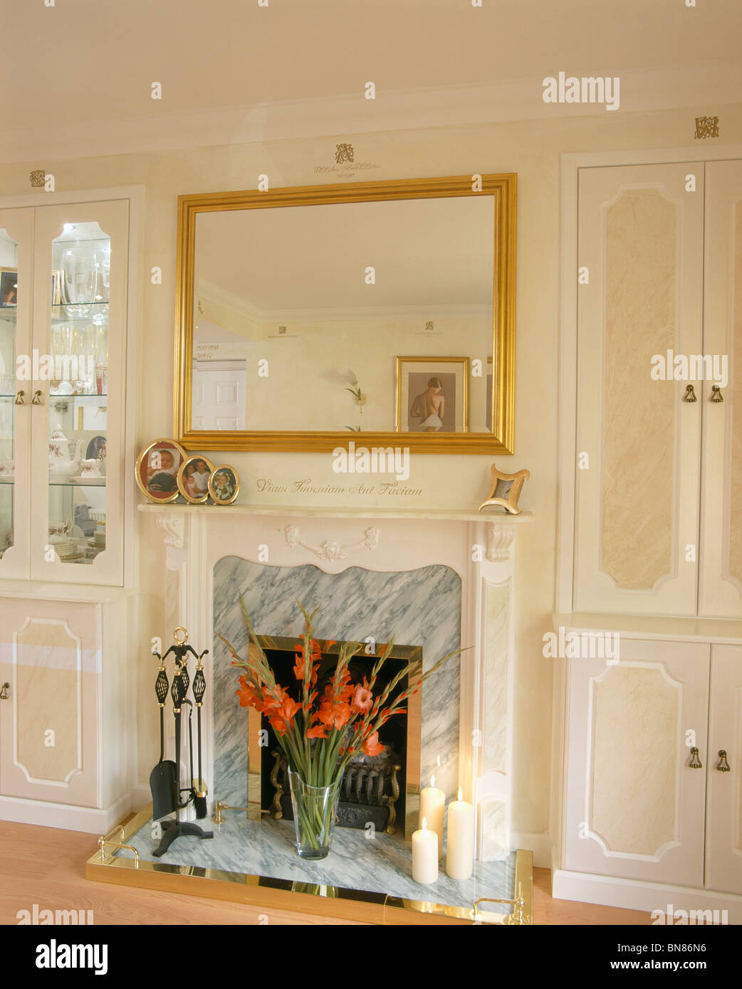 Miroir au-dessus de cheminée avec insert en marbre et vase de fleurs en  crème traditionnelle salle à manger Photo Stock - Alamy