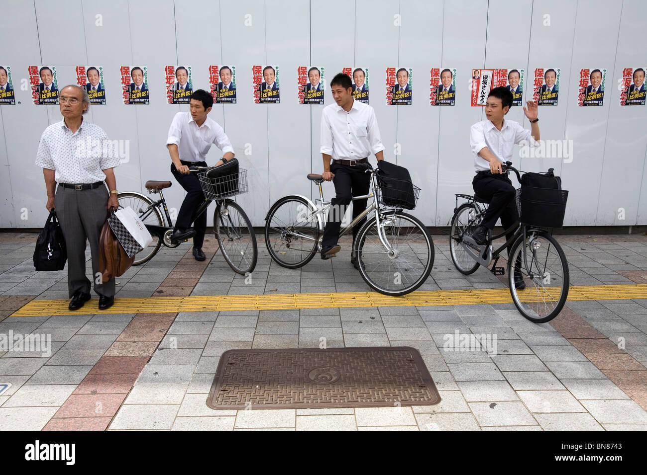 Salarymen sont vu à Ueno au cours de la semaine précédant l'élection de la Chambre haute du Japon 2010 Banque D'Images