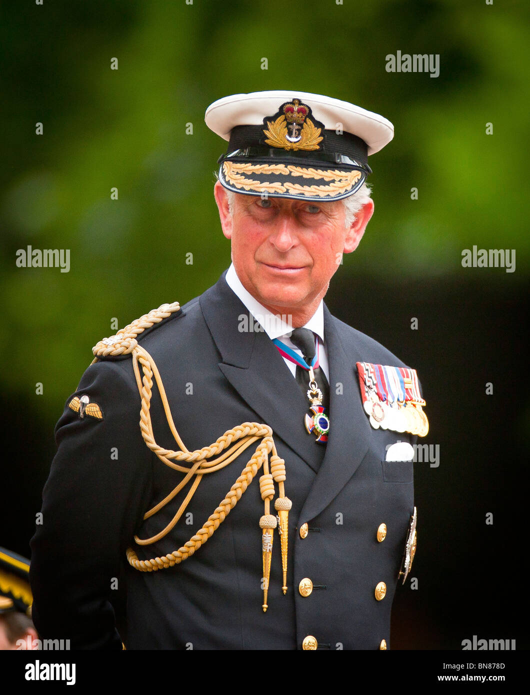 Le Prince Charles, reçoit le salut comme des milliers d'élèves dans un examen mars royal célébrant les 150 ans de la Force des cadets Banque D'Images