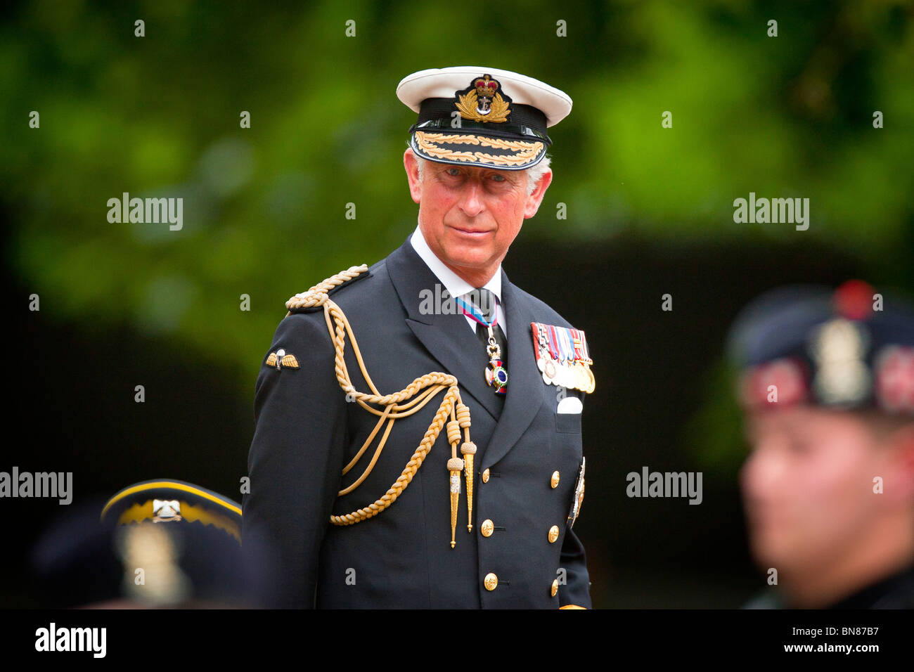 Le Prince Charles, reçoit le salut comme des milliers d'élèves dans un examen mars royal célébrant les 150 ans de la Force des cadets Banque D'Images