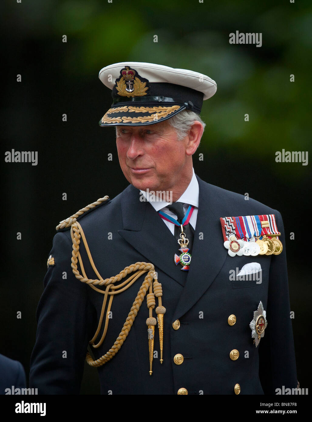 Le Prince Charles, reçoit le salut comme des milliers d'élèves dans un examen mars royal célébrant les 150 ans de la Force des cadets Banque D'Images