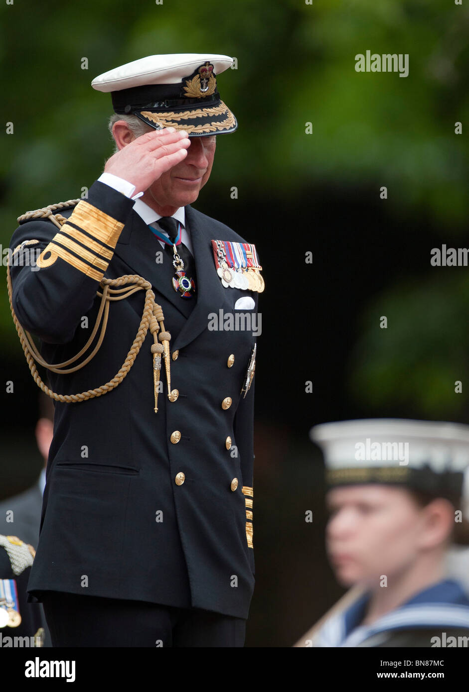 Le Prince Charles, reçoit le salut comme des milliers d'élèves dans un examen mars royal célébrant les 150 ans de la Force des cadets Banque D'Images