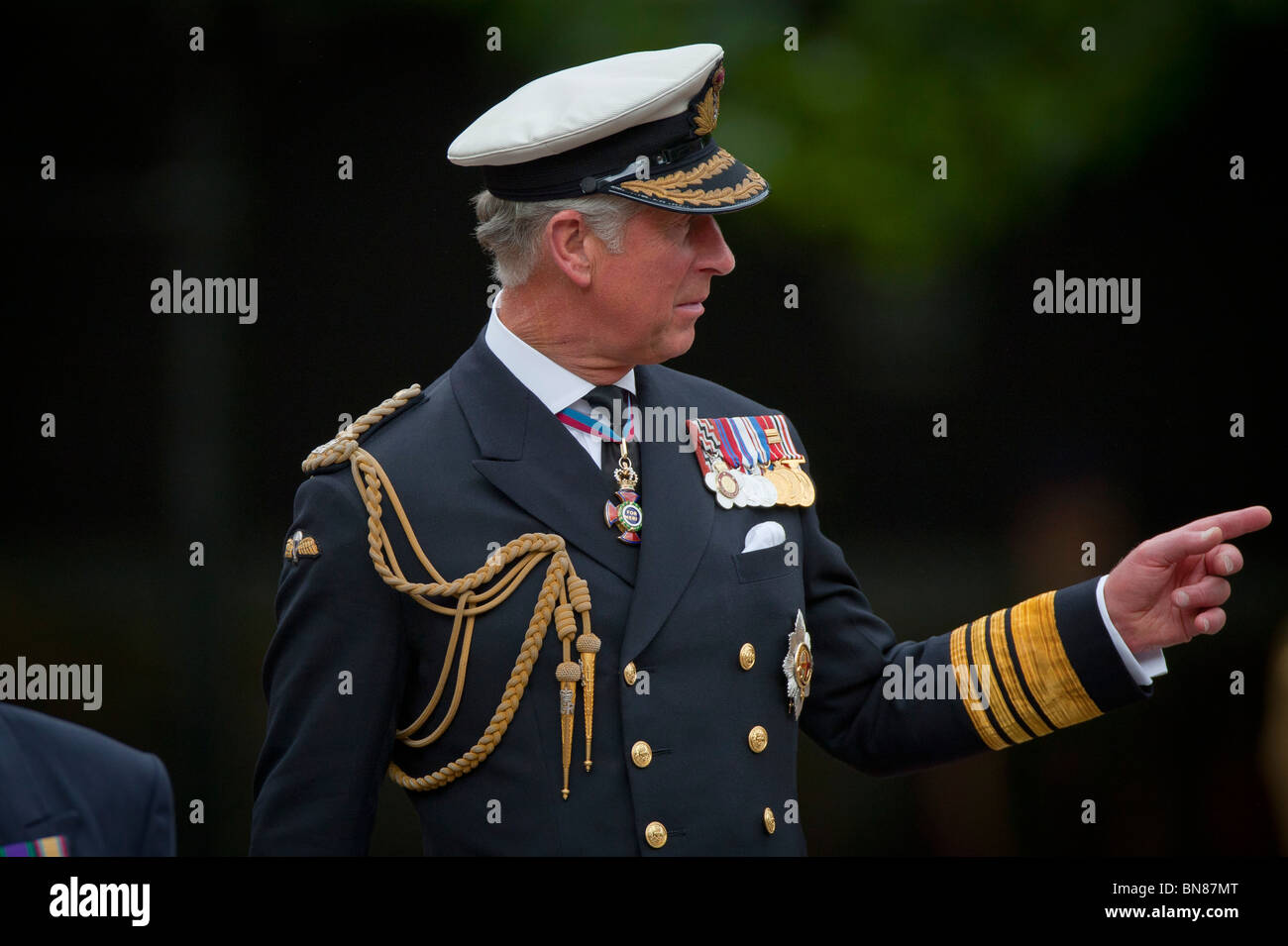 Le Prince Charles, reçoit le salut comme des milliers d'élèves dans un examen mars royal célébrant les 150 ans de la Force des cadets Banque D'Images