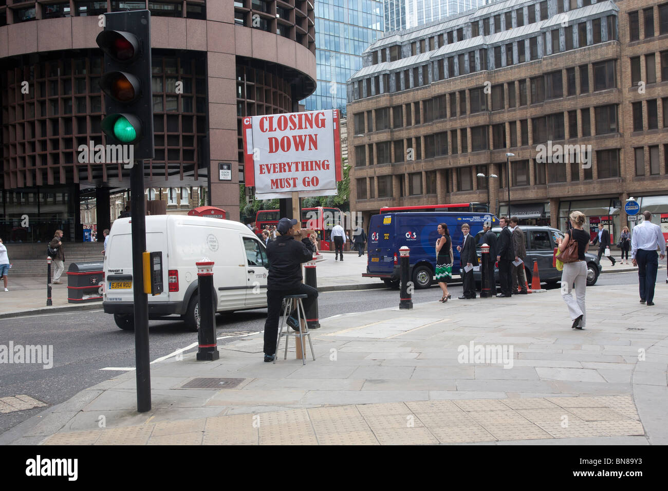 Man holding fermeture placard dans la ville de Londres GO UK Banque D'Images