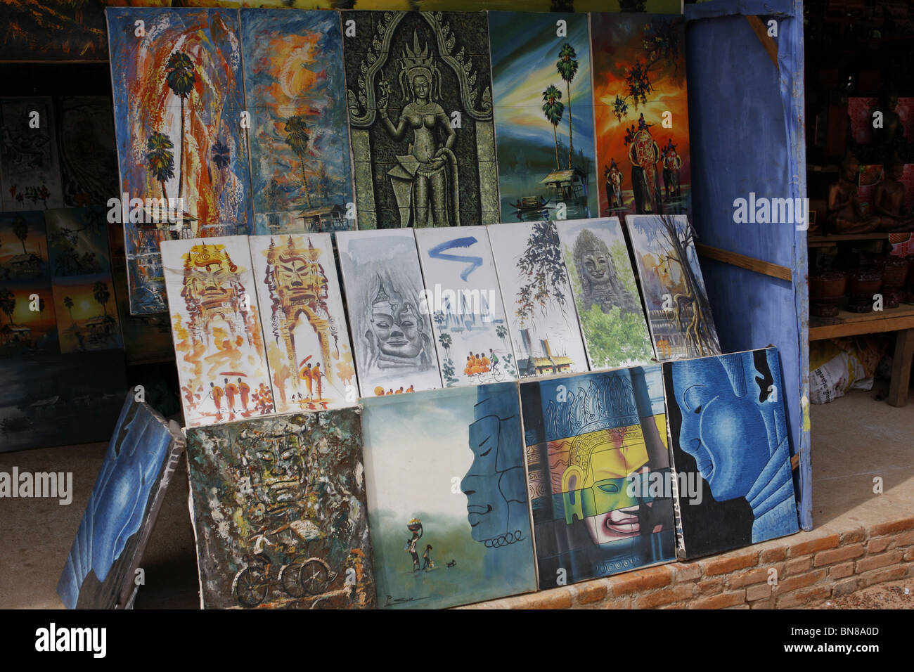 Décrochage souvenirs vente de peintures à Banteay Srei, Angkor, Cambodge Banque D'Images