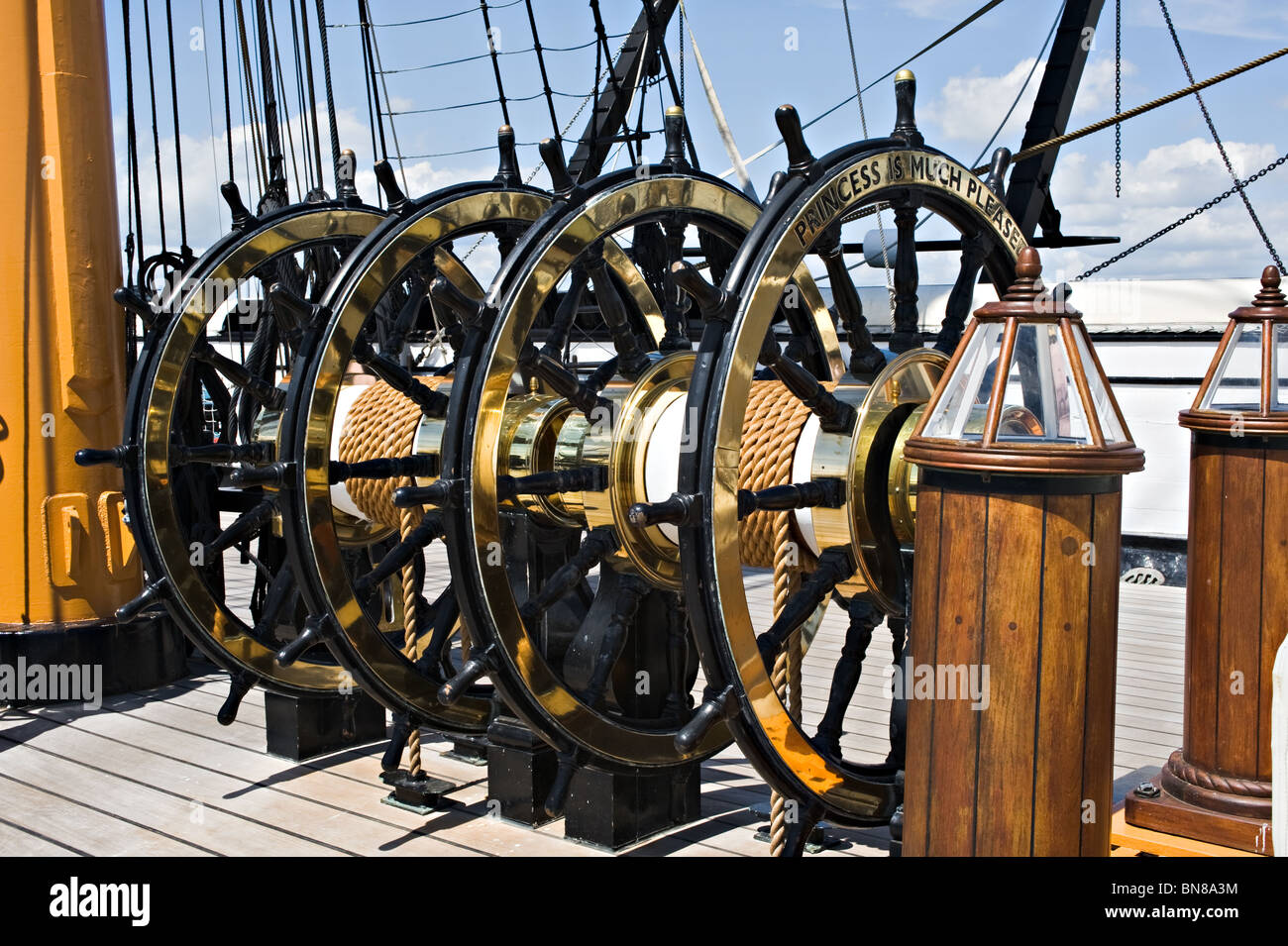 Le gouvernail et la Boussole habitacles du HMS Warrior à Portsmouth Historic Dockyard Hampshire Angleterre Royaume-Uni UK Banque D'Images