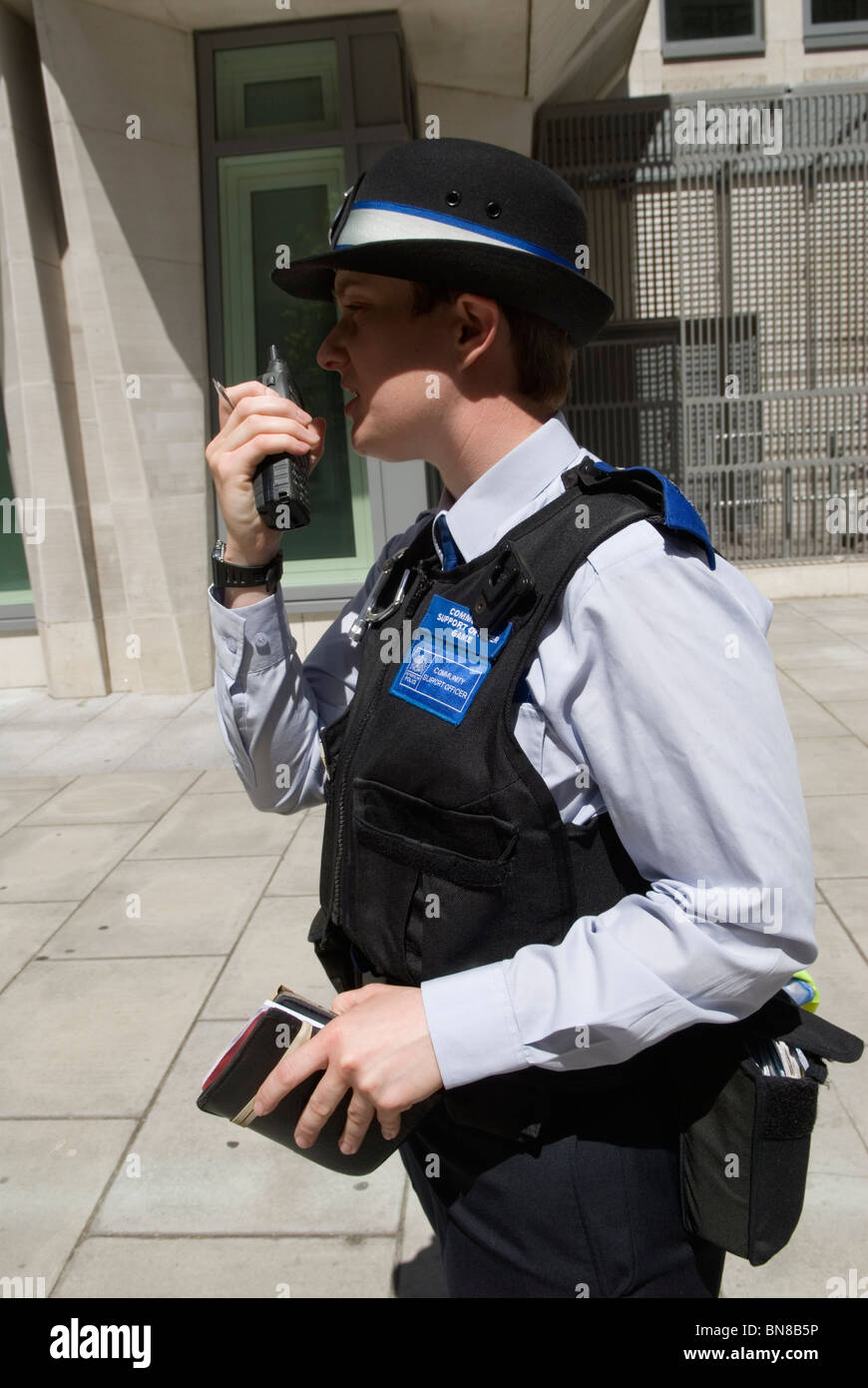 Agent de soutien communautaire de la Police métropolitaine appelant à l'aide. Londres SW1 UK Banque D'Images