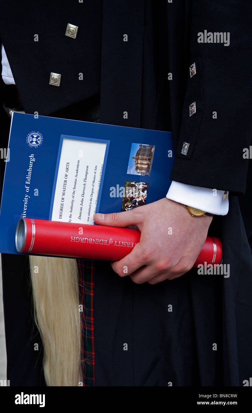 Détail de l'homme main tenant degré faire défiler dans le tube après avoir obtenu son diplôme à l'Université d'Edimbourg, Ecosse, Royaume-Uni, Europe Banque D'Images