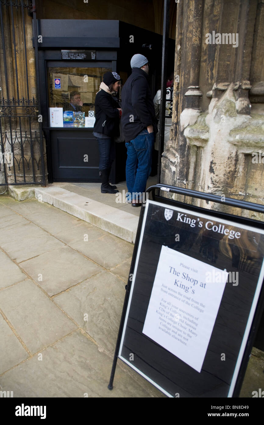 Les touristes / visiteurs stand à l'entrée latérale de Kings College Chapel, et la boutique de souvenirs. L'Université de Cambridge. Cambridge. Banque D'Images
