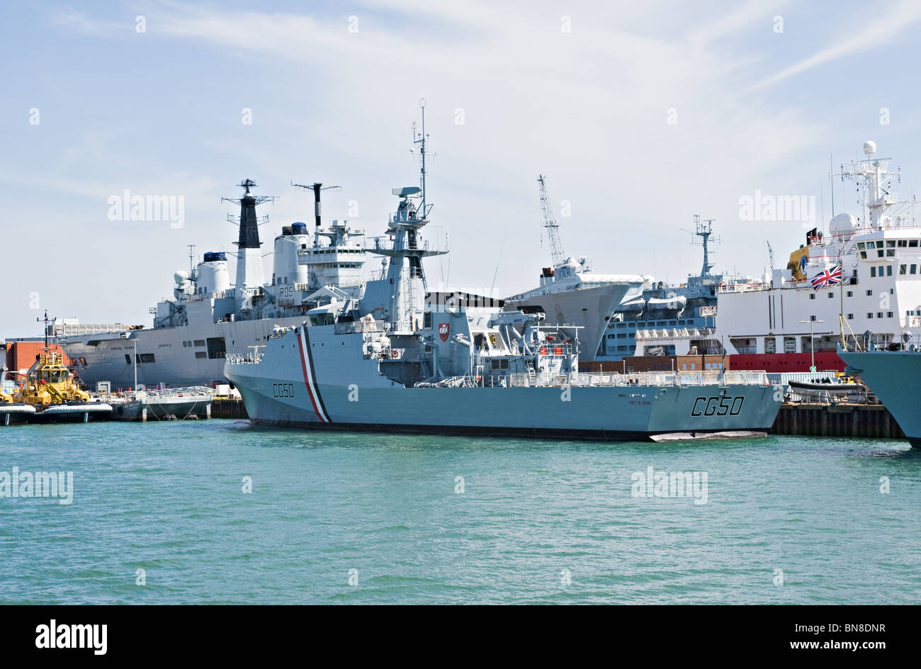 Patrouilleur hauturier Port d'Espagne amarré au chantier naval de Portsmouth avec HMS Invincible R05 et une endurance171 England UK Banque D'Images