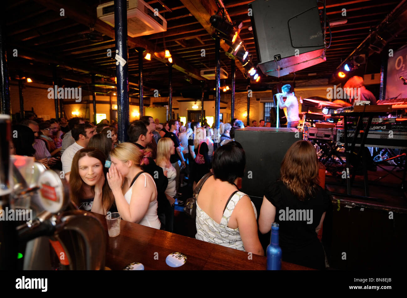 L'ouatine live music venue lors d'une performance par Frank Musik à Bristol UK Banque D'Images