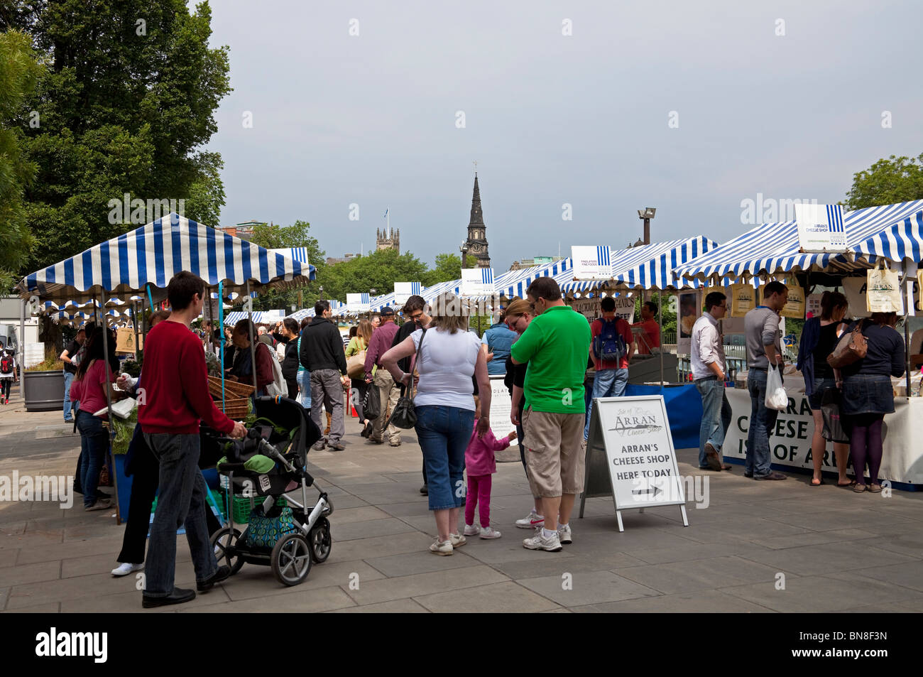 Hommes femmes agriculteurs Shoppers à Édimbourg, Écosse Marché UK Europe Banque D'Images