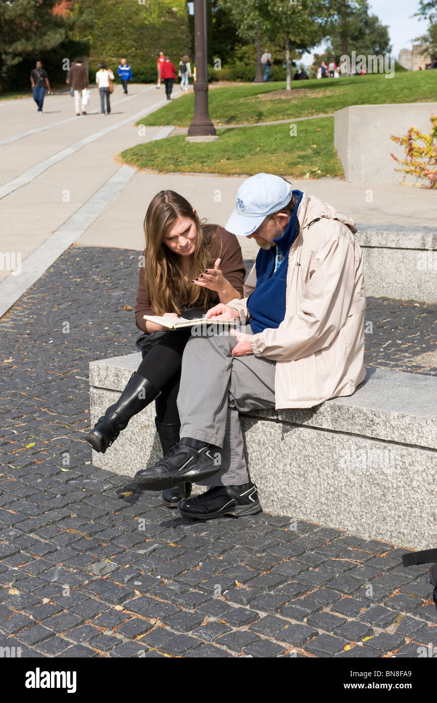 L'enseignant et l'élève sur le banc de la Cornell University Ithaca Campus New York Finger Lakes Region Banque D'Images L'enseignant et l'élève sur le banc de la Cornell University Ithaca Campus New York Finger Lakes Region Banque D'Images