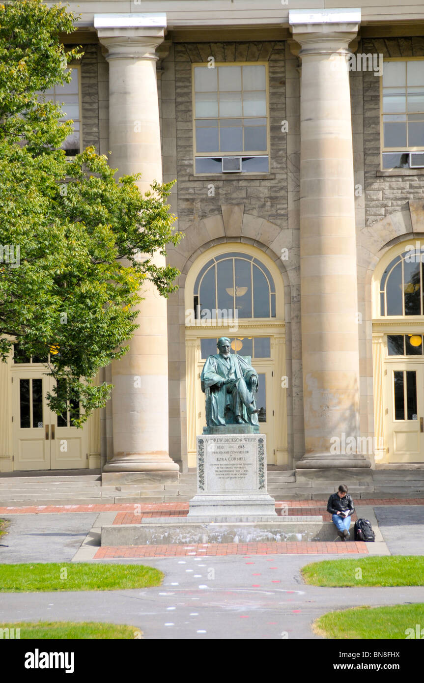 Statue de Andrew Dickson White en face de Goldwin Smith Hall Cornell University Ithaca Campus New York Finger Lakes Region Banque D'Images Statue de Andrew Dickson White en face de Goldwin Smith Hall Cornell University Ithaca Campus New York Finger Lakes Region Banque D'Images