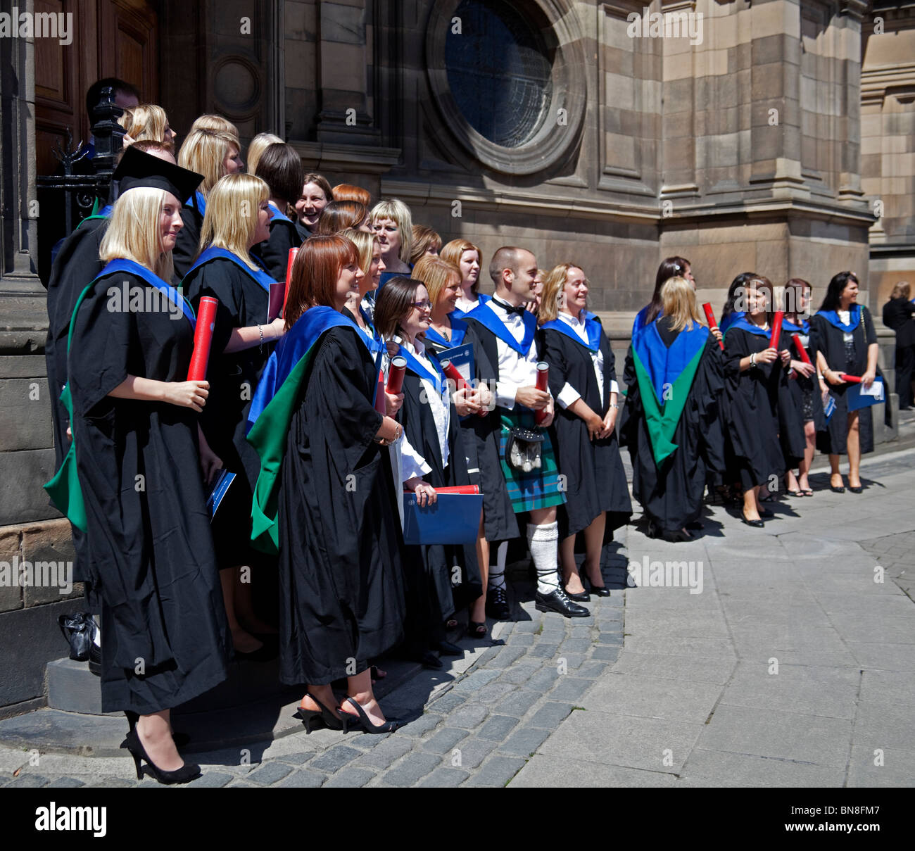 Les hommes et les femmes diplômés Les diplômés de l'Université d'Edimbourg, Ecosse, Royaume-Uni, Europe Banque D'Images