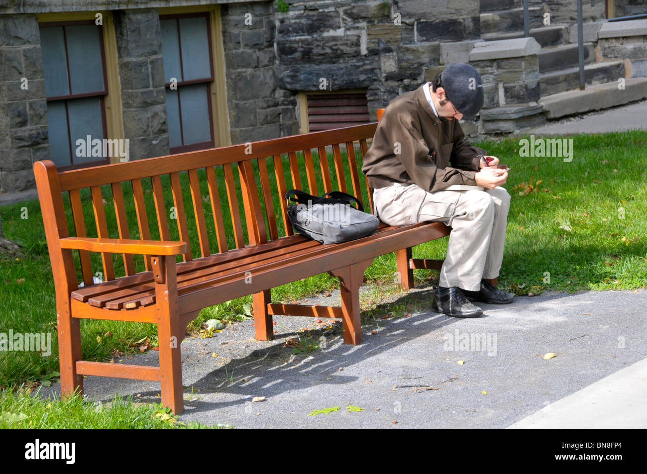 Le professeur sur le campus de l'Université Cornell Banc Ithaca New York Finger Lakes Region Banque D'Images Le professeur sur le campus de l'Université Cornell Banc Ithaca New York Finger Lakes Region Banque D'Images