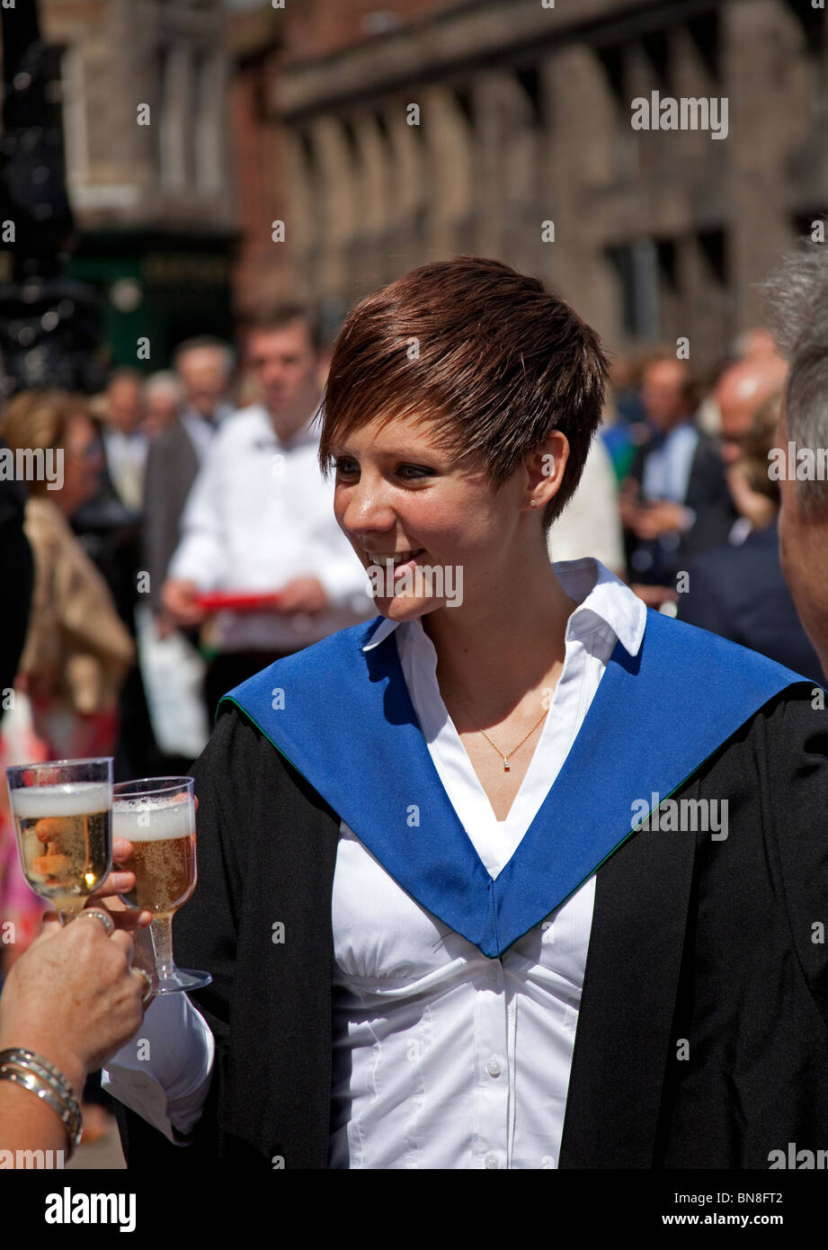 Les jeunes diplômés de sexe féminin célèbre avec le champagne après avoir obtenu son diplôme de l'Université d'Edimbourg, Ecosse, Royaume-Uni, Europe Banque D'Images