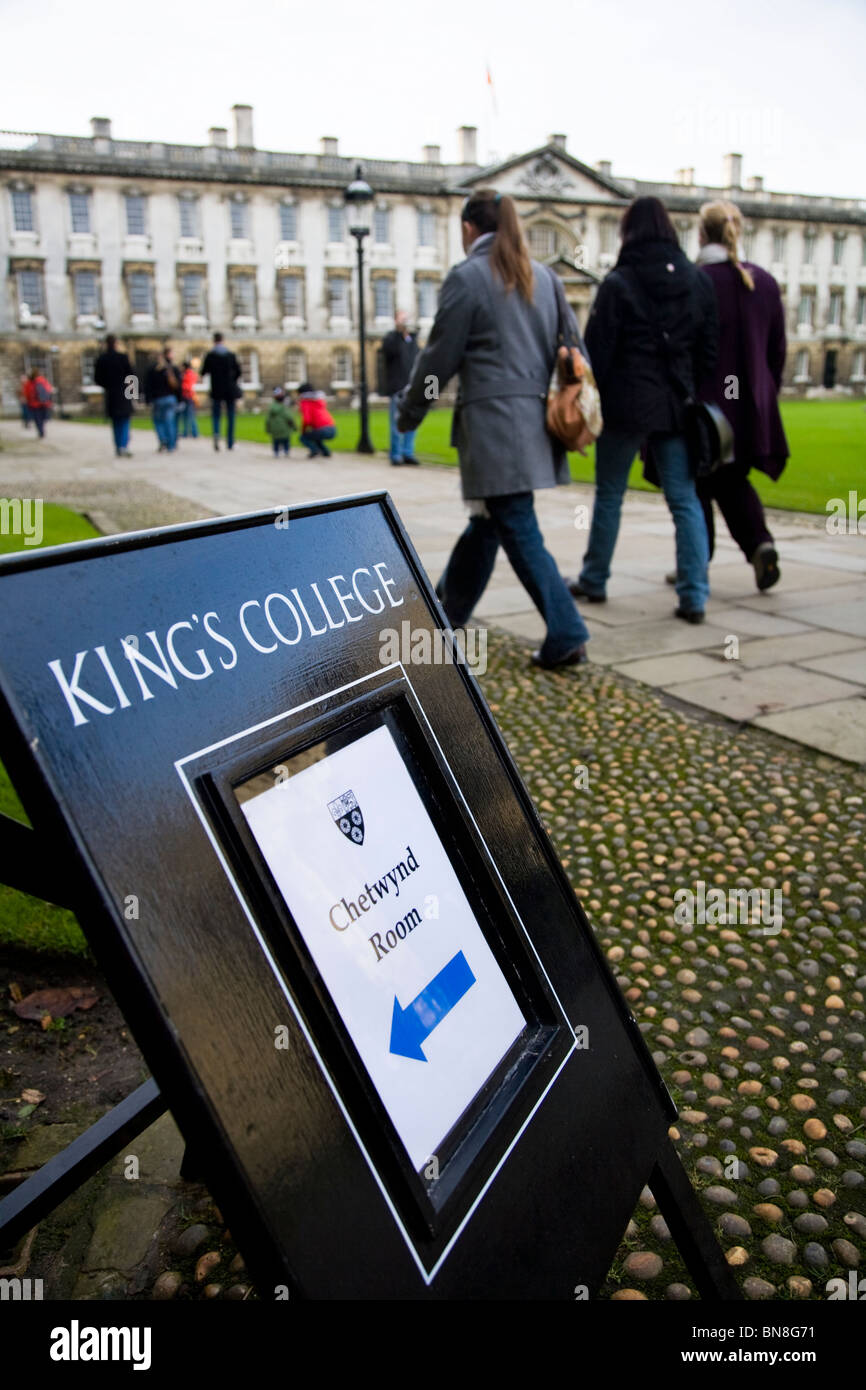 Panneau disant 'King's College" à l'avant cour, King's College, Université de Cambridge. Le bâtiment Gibb's est à l'arrière-plan. Banque D'Images