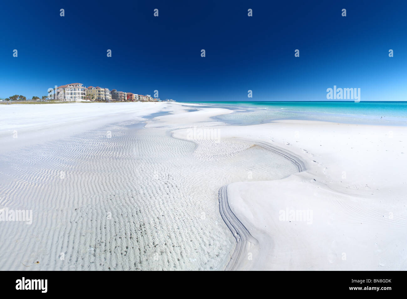 Sable blanc et mer émeraude sur la côte du golfe de Floride Banque D'Images