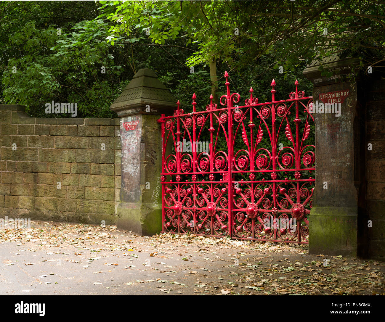Portes de champs de fraises Liverpool, ce sont les portes d'origine qui ont été enlevés et remplacés par des répliques. Banque D'Images