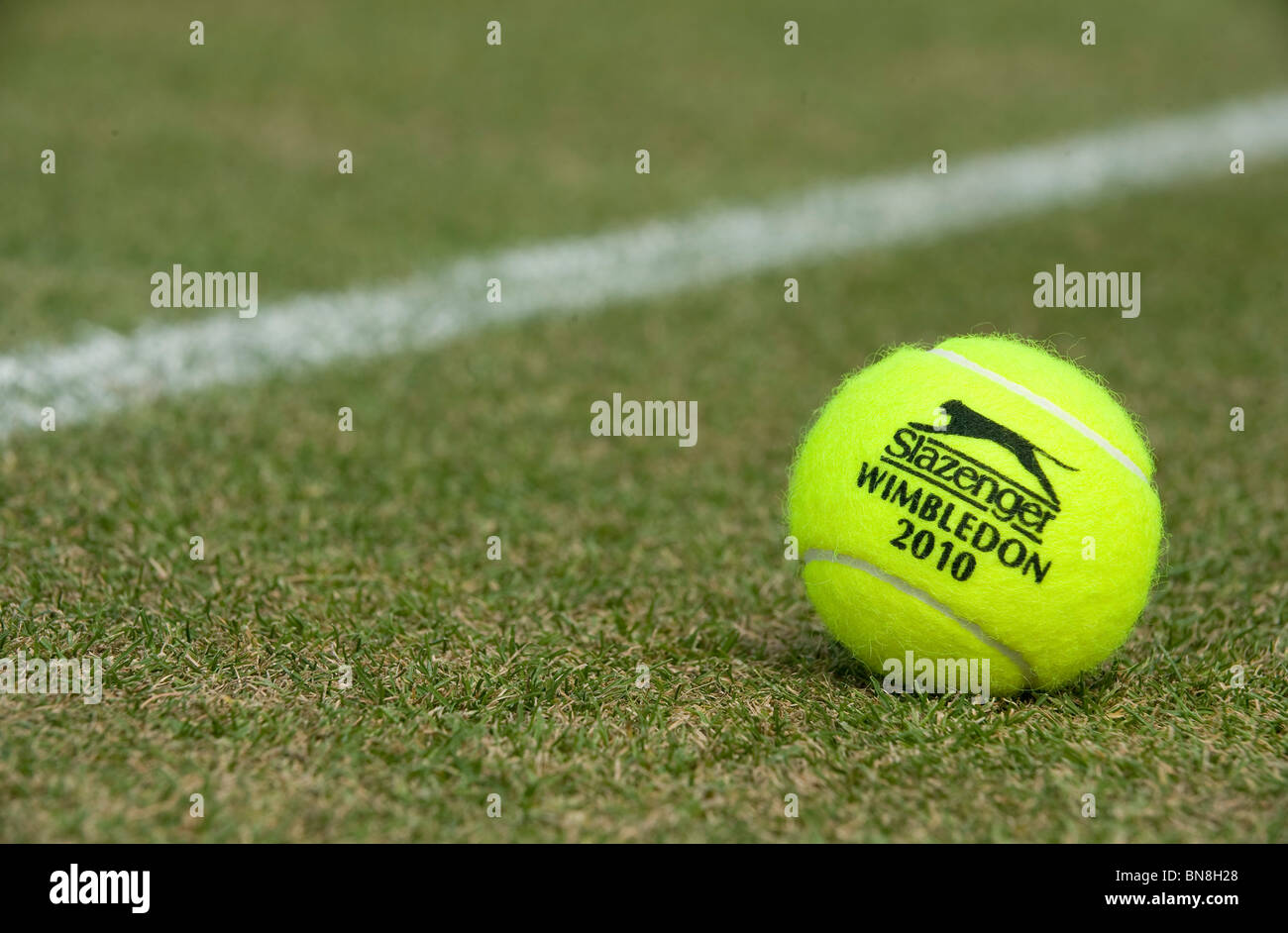 Slazenger Wimbledon 2010 balle de tennis est situé sur une cour d'herbe  pendant le tennis de Wimbledon 2010 Photo Stock - Alamy