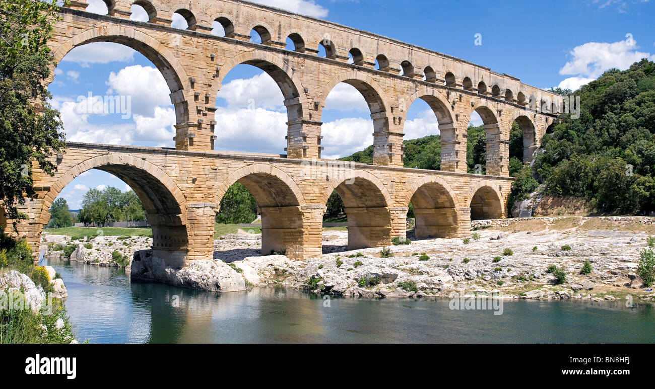 Pont du Gard, célèbre aqueduc romain près de Nîmes, site classé au patrimoine mondial de l'UNESCO. Un site classé au patrimoine mondial de l'UNESCO. Banque D'Images