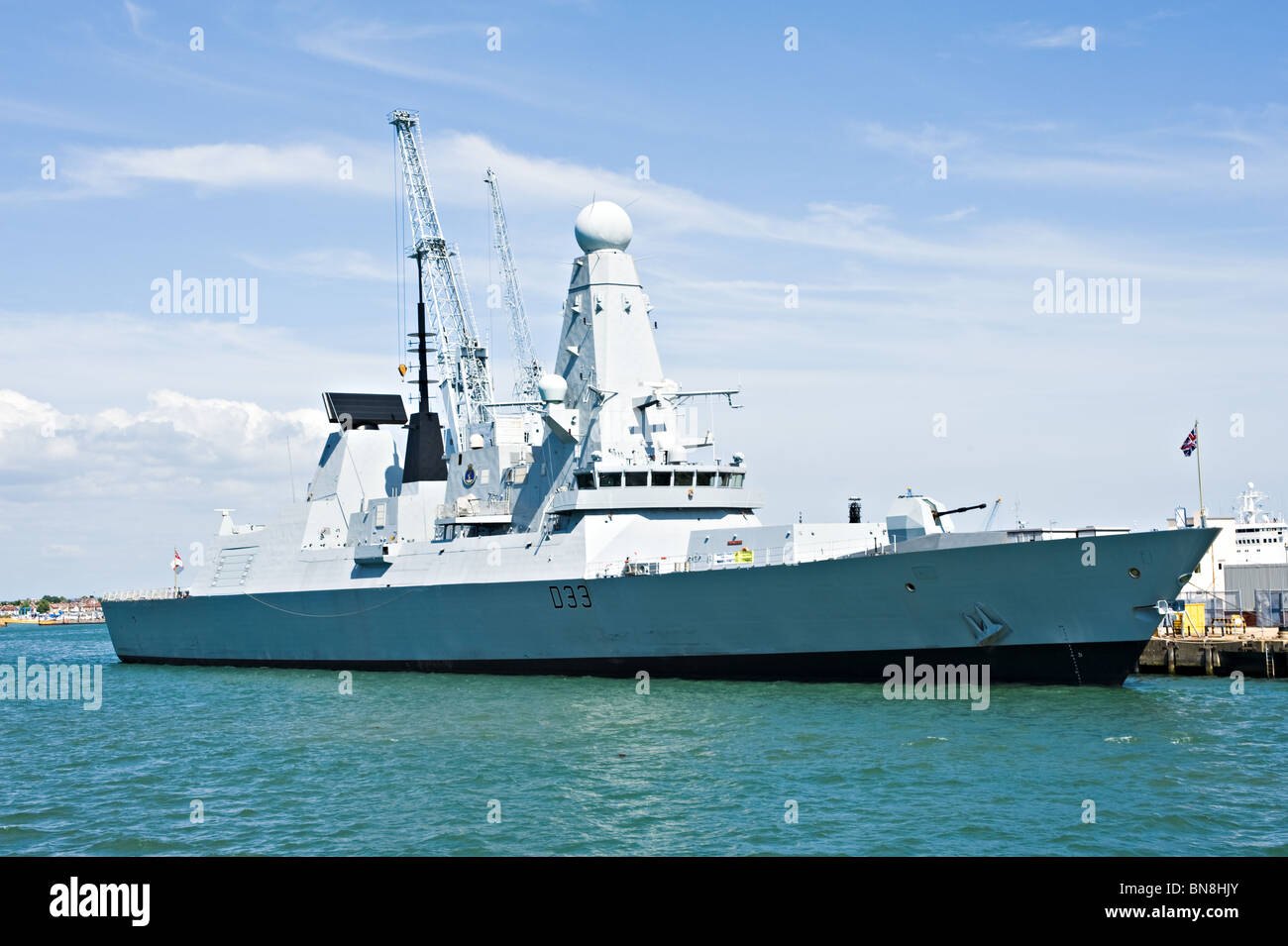 Type 45 de la Royal Navy Destroyer HMS Dauntless D33 à quai dans l'arsenal naval de Portsmouth Angleterre Royaume-Uni Banque D'Images