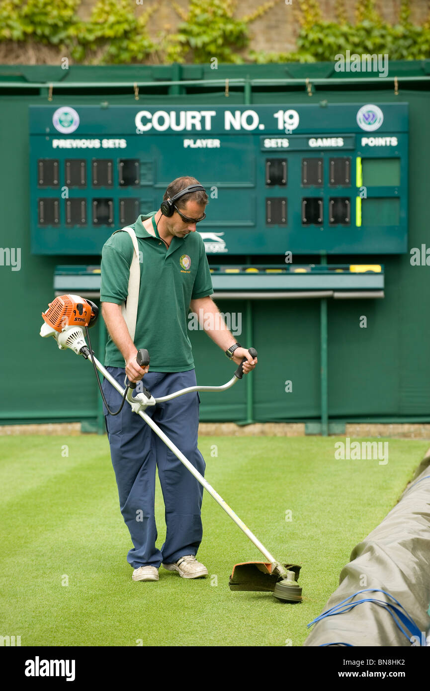 L'herbe est coupée sur le bord de la cour pendant 19 Championnats de tennis de Wimbledon 2010 Banque D'Images