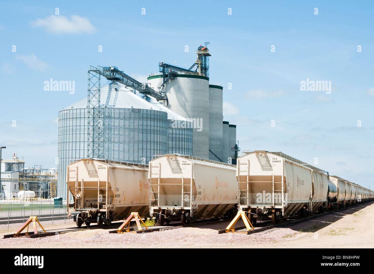 Les wagons de livrer à une matière première usine de transformation de l'éthanol dans le Dakota du Sud. Banque D'Images