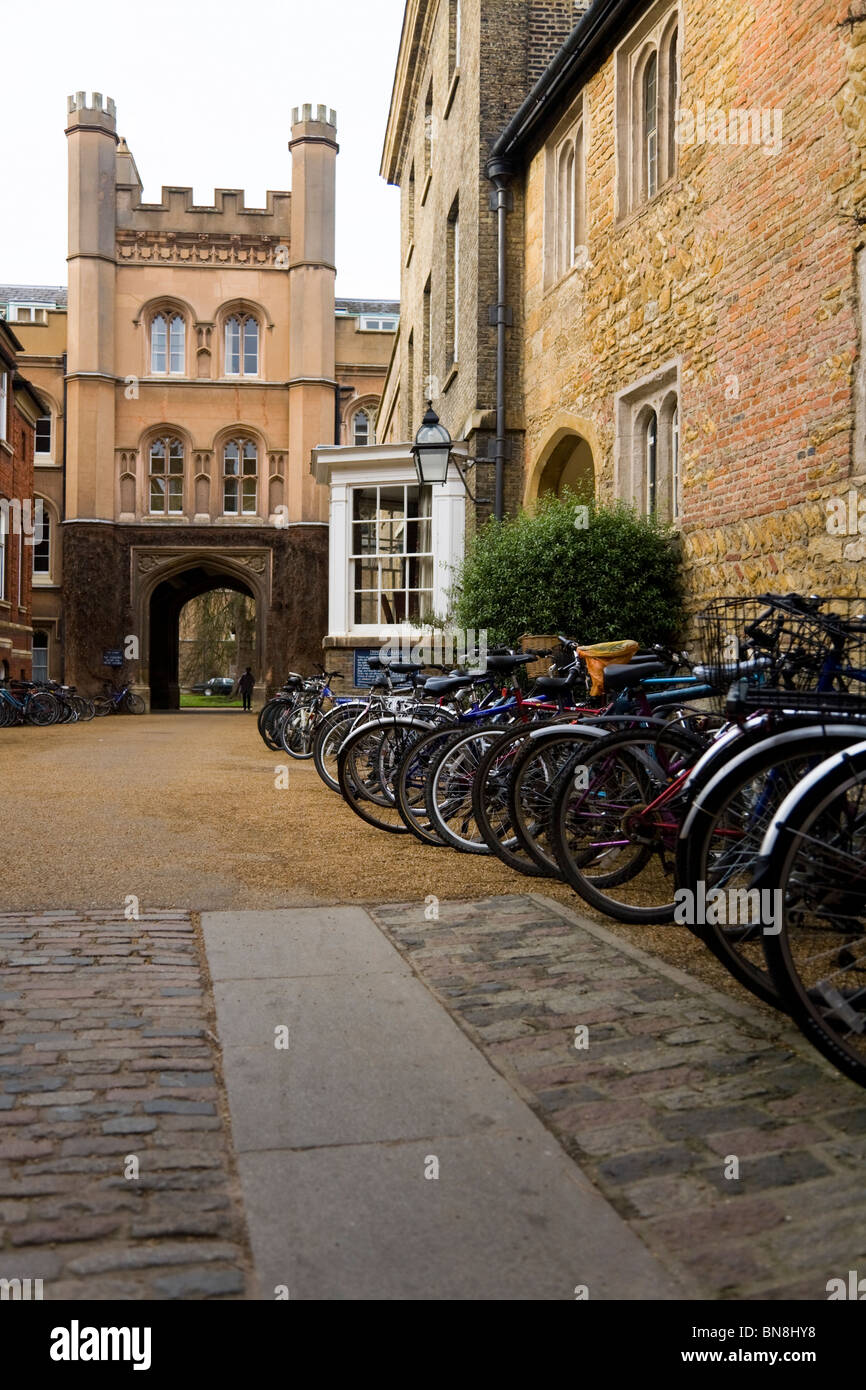 Des étudiants / étudiantes des vélos à l'Université de Cambridge, enfermés à l'extérieur de Trinity College. Trinity Lane, Cambridge. Cambridgeshire Banque D'Images