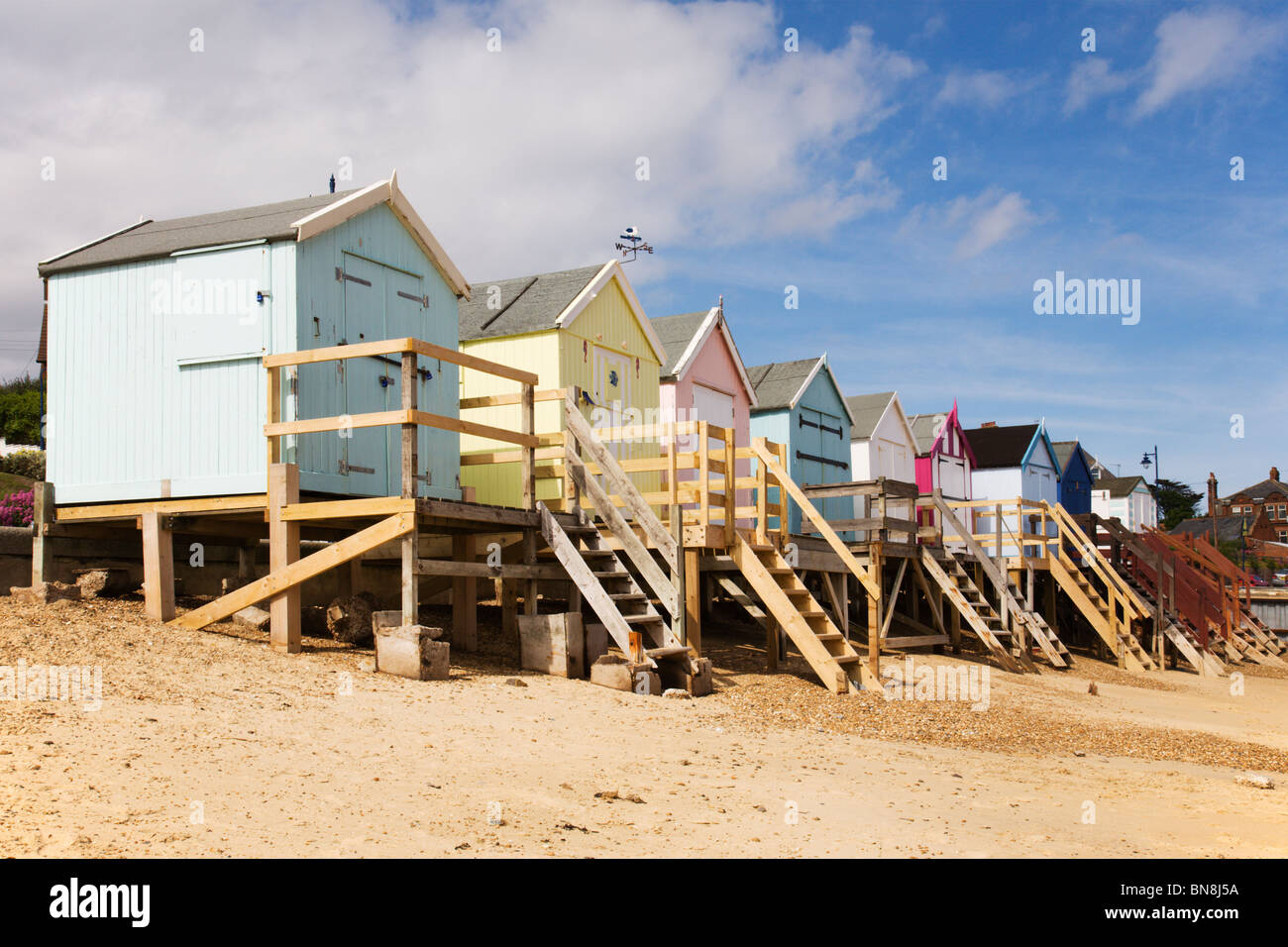 Cabines de plage traditionnel donnant sur la plage de Felixstowe, Suffolk, Angleterre. Banque D'Images