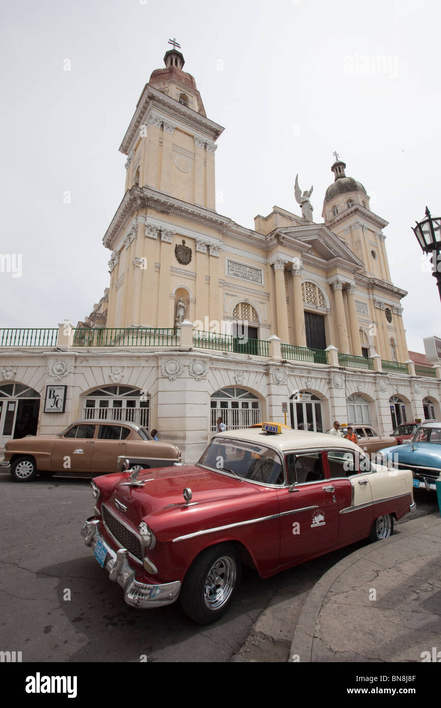 Chevrolet vintage voiture Taxi à l'extérieur de la cathédrale de Santiago de cuba Banque D'Images