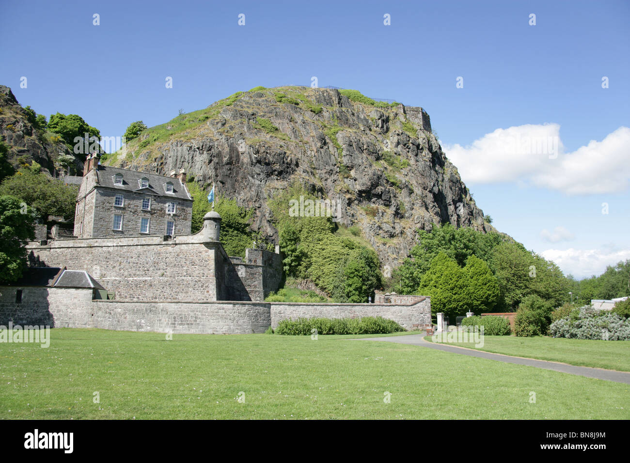 Ville de Dumbarton, en Écosse. La date prévue de l'ancien monument du château de Dumbarton. Banque D'Images