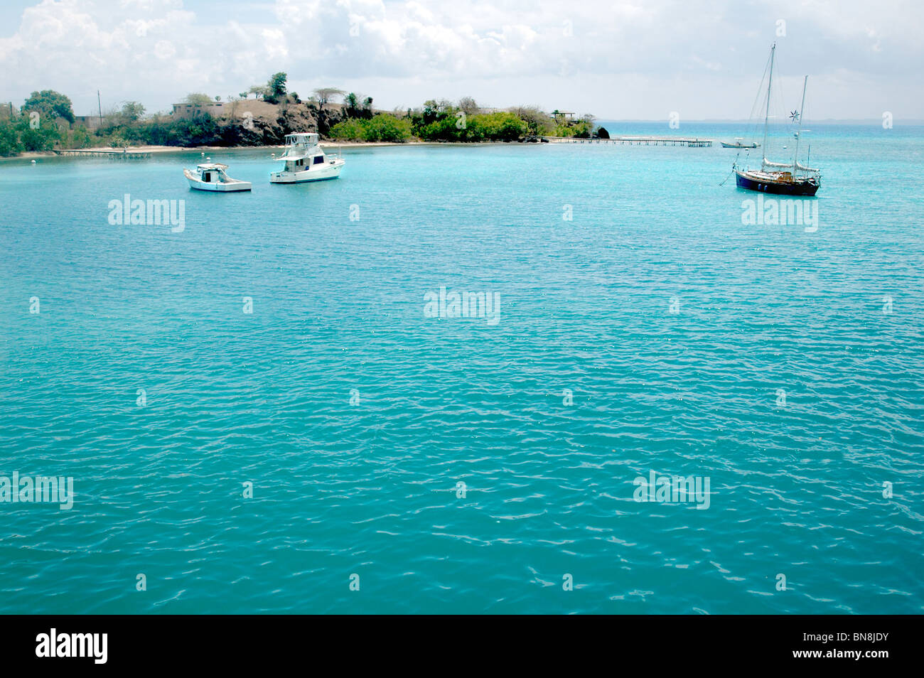Bateaux dans l'eau bleue des Caraïbes Banque D'Images