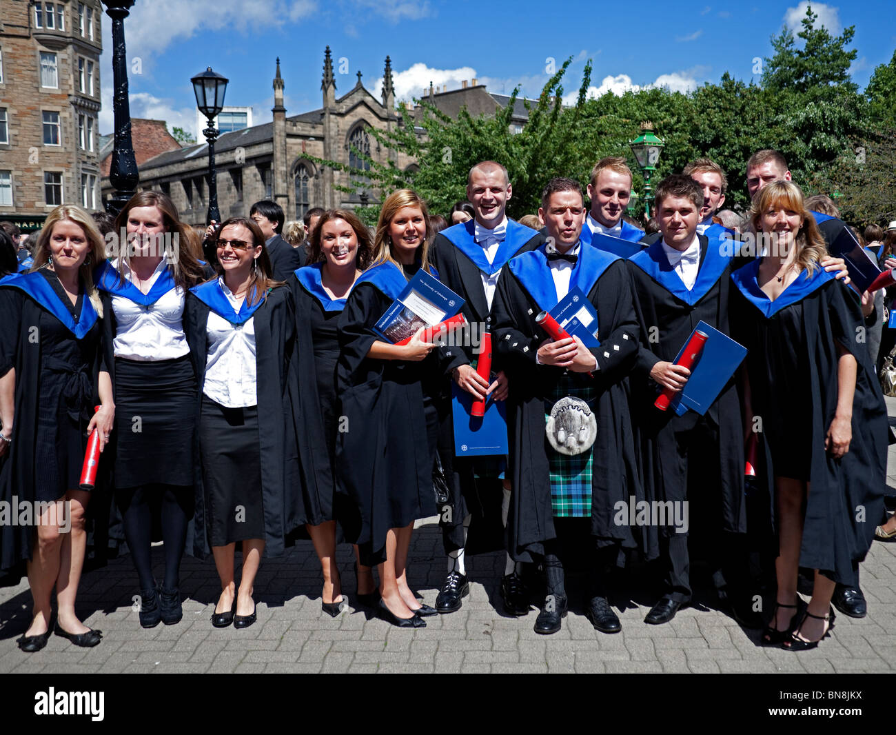 Les hommes et les femmes diplômés Les diplômés de l'Université d'Edimbourg, Ecosse, Royaume-Uni, Europe Banque D'Images